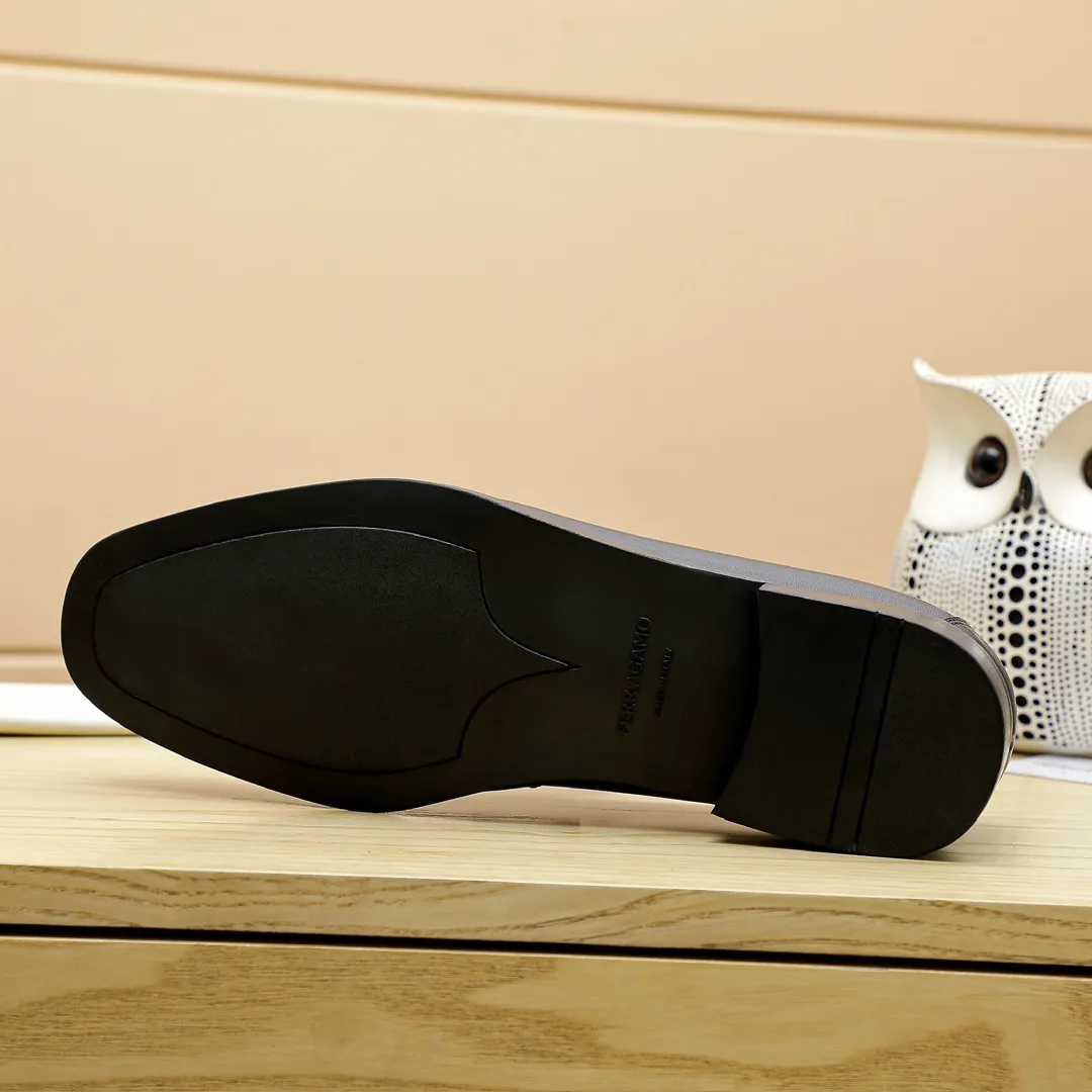 Factory price 460 🔥Ferragamo's new men's casual slip-on shoes🇨🇳Official website original 1:1 mold opening, original quality💯Fine workmanship, high-end luxury☘The upper is made of imported Italian first-layer cowhide🌴Water-dyed🐂Leather lining🍓Rubber wear-resistant and non-slip outsole, breathable and comfortable to wear🍍The first choice for high-grade men, black is optional! Code number 38-44 (45.46. Can be customized)